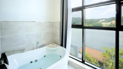 가평 화이트큐브24 스파 펜션 피트니스